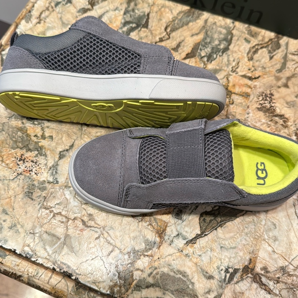 Boys tennis shoes